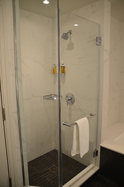 004_USA_Chicago_The Gwen_Hotel.JPG